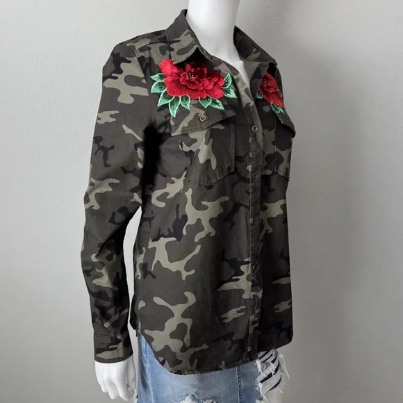 Love Tree Camo Long Sleeve Button Down W/ Red Roses & Pockets, Size Small - Picture 5 of 14